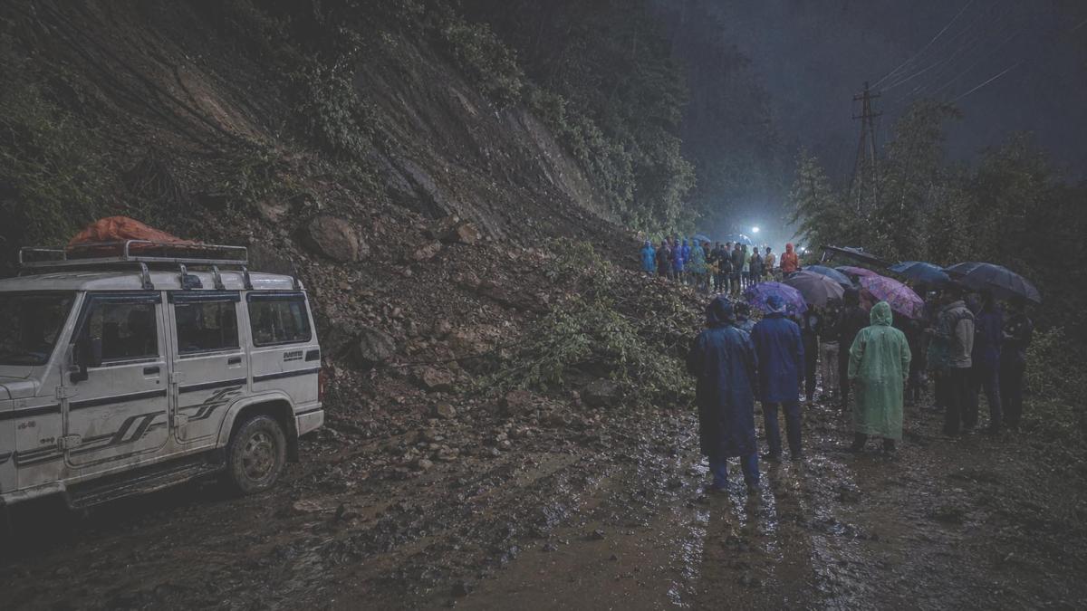 दोलखामा पहिरो : ४ महिनाकी शिशुको मृत्यु, आमा घाइते